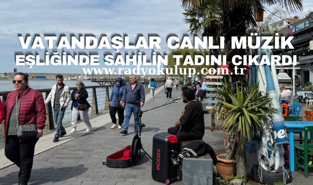 Canlı müzik eşliğinde sahilin tadını çıkardı