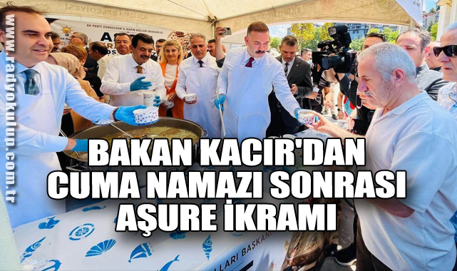 Bakan Kacır'dan Cuma Namazı Sonrası Aşure İkramı