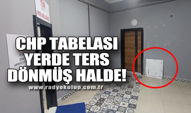 Cumhuriyet Halk Partisi Tabelası Yerde Ters Dönmüş Halde!​